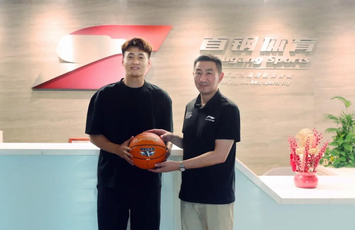 官方：中国男篮队长赵睿加盟北京首钢，将身披24号战袍