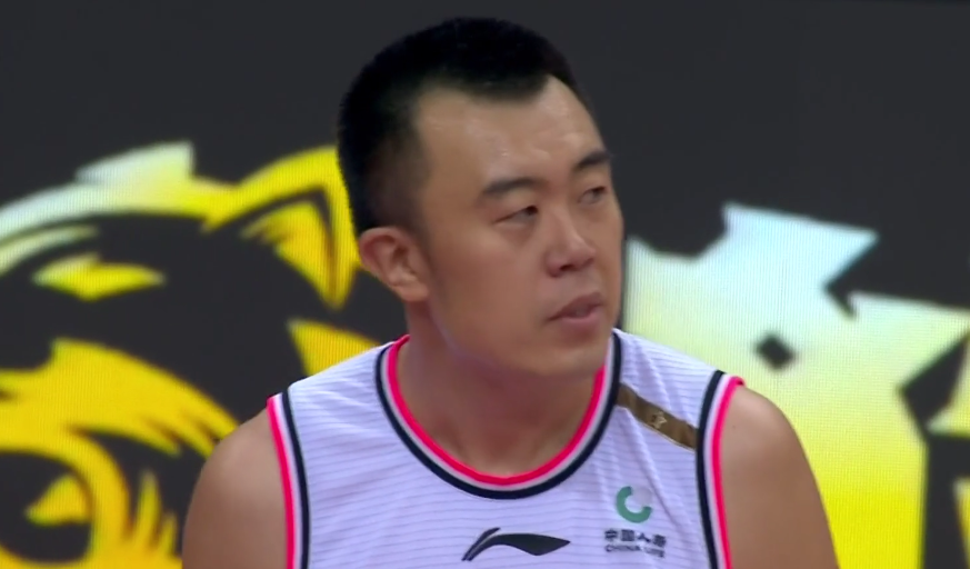 什么情况？韩德君退役，赵继伟杨鸣集体沉默，郭艾伦送上祝福